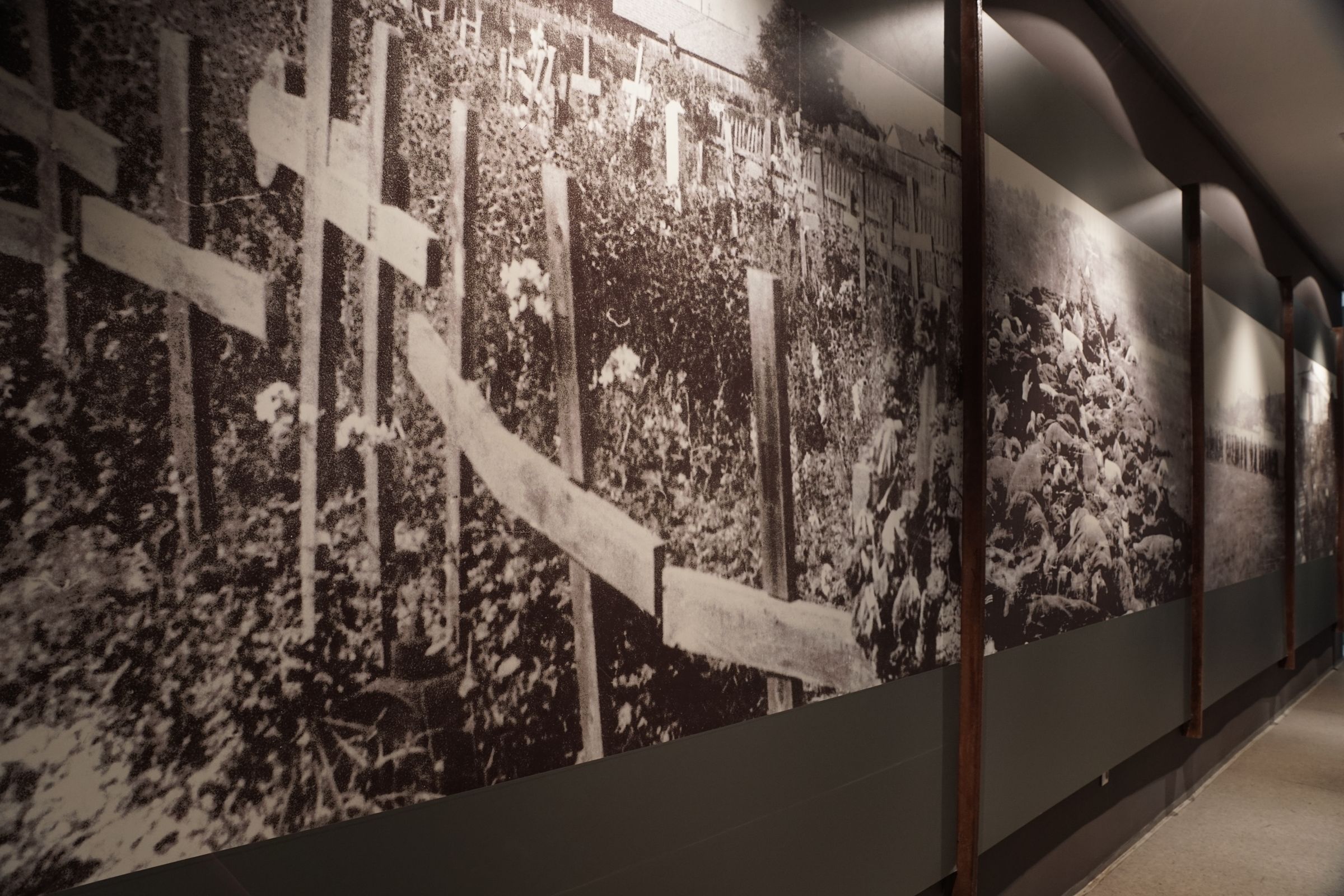 Зид са документарним фотографијама везаним за злочин у Краљеву октобра 1941.